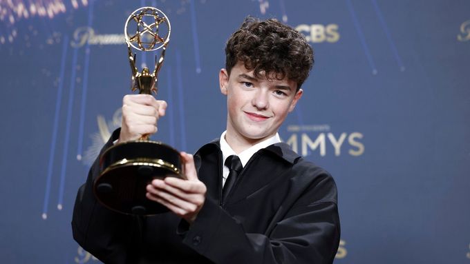Patnáctiletý herec Owen Cooper získal cenu Emmy za nejlepšího herce ve vedlejší roli v seriálu Adolescent.