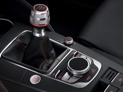 Masivní kovová hlavice řadící páky bude v zimě chladná