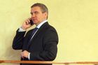 Problém pro Zemanova kancléře. Na summit NATO nemá prověrku