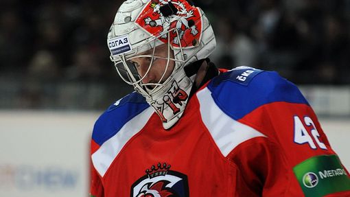 Hokejový brankář Lva Praha Tomáš Pöpperle v utkání KHL proti CSKA Moskva.