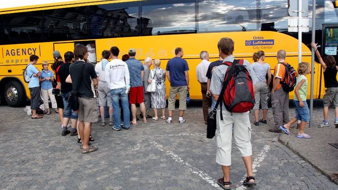 V názvu této žluté firmy je sice slovo student, ale slevy pro studenty na trati Praha - Brno loni zrušila