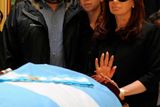 Nestor Kirchner byl prezidentem Argentiny v letech 2003 až 2007. (na snímku současná prezidentka země a manželka zemřelého Cristina Fernandézová Kirchnerová s dětmi)