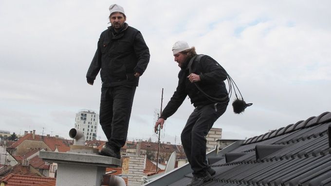 Balancovat na hřebeni střechy je pro kominíky denní chleba.