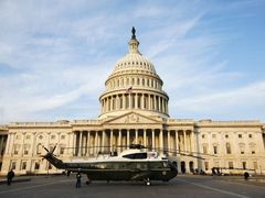 Helikoptéra na východní straně Kapitolu čeká na manžele Bushovi, kteří s ní odletí po přísaze a projevu Baracka Obamy. Tím jejich prezidentská role po osmi letech skončí.