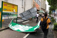 Tajfun v Japonsku způsobil potíže v dopravě i dodávkách elektřiny, jednu ženu zabil