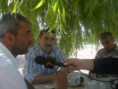 Místní obyvatelé rozmlouvají s reportérem ázerbájdžánské redakce Rádia Svoboda