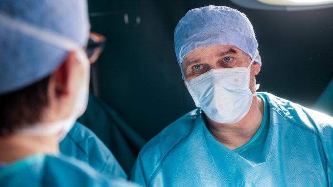 Lukáš Vaculík jako špičkový kardiochirurg Hart v krimi sérii Noční operatér. Seriál bude k vidění na prima+ od 14. listopadu.