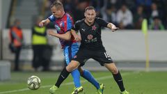 Ruce si podat nesmí, kopat do sebe ano, diví se Vízek. Start ligy ale legendy vítají