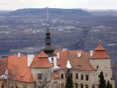 Pohled přes zámek Jezeří na důl ČSA.
