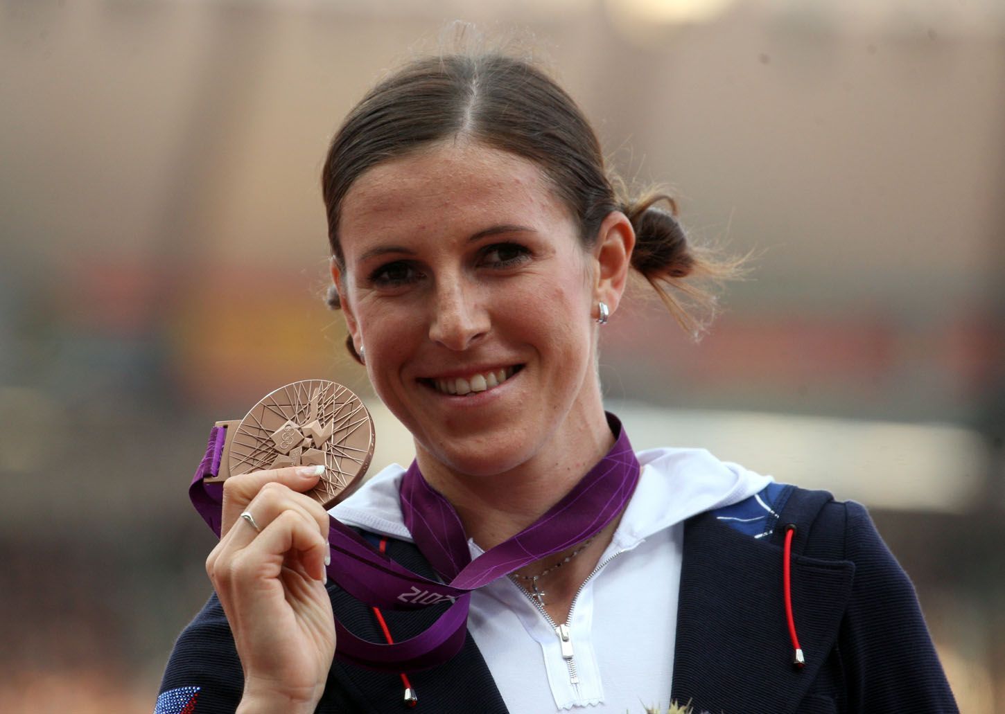 Zuzana Hejnová při medailovém ceremoniálu na OH 2012