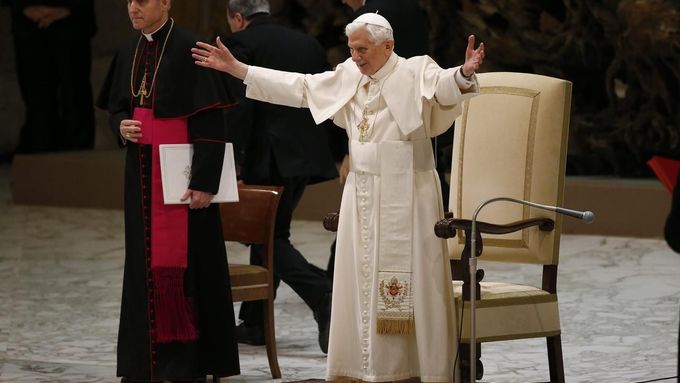 Papež Benedikt XVI. promlouvá k věřícím.