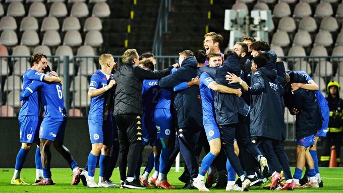 Tým Artis Brno se raduje z postupu přes Liberec ve 3. kole MOL Cupu.