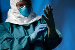 Plošné testování vakcín proti ebole může začít už v lednu
