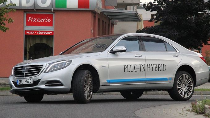 Plug-in hybrid nabízí Mercedes pouze u prodloužené verze třídy S.