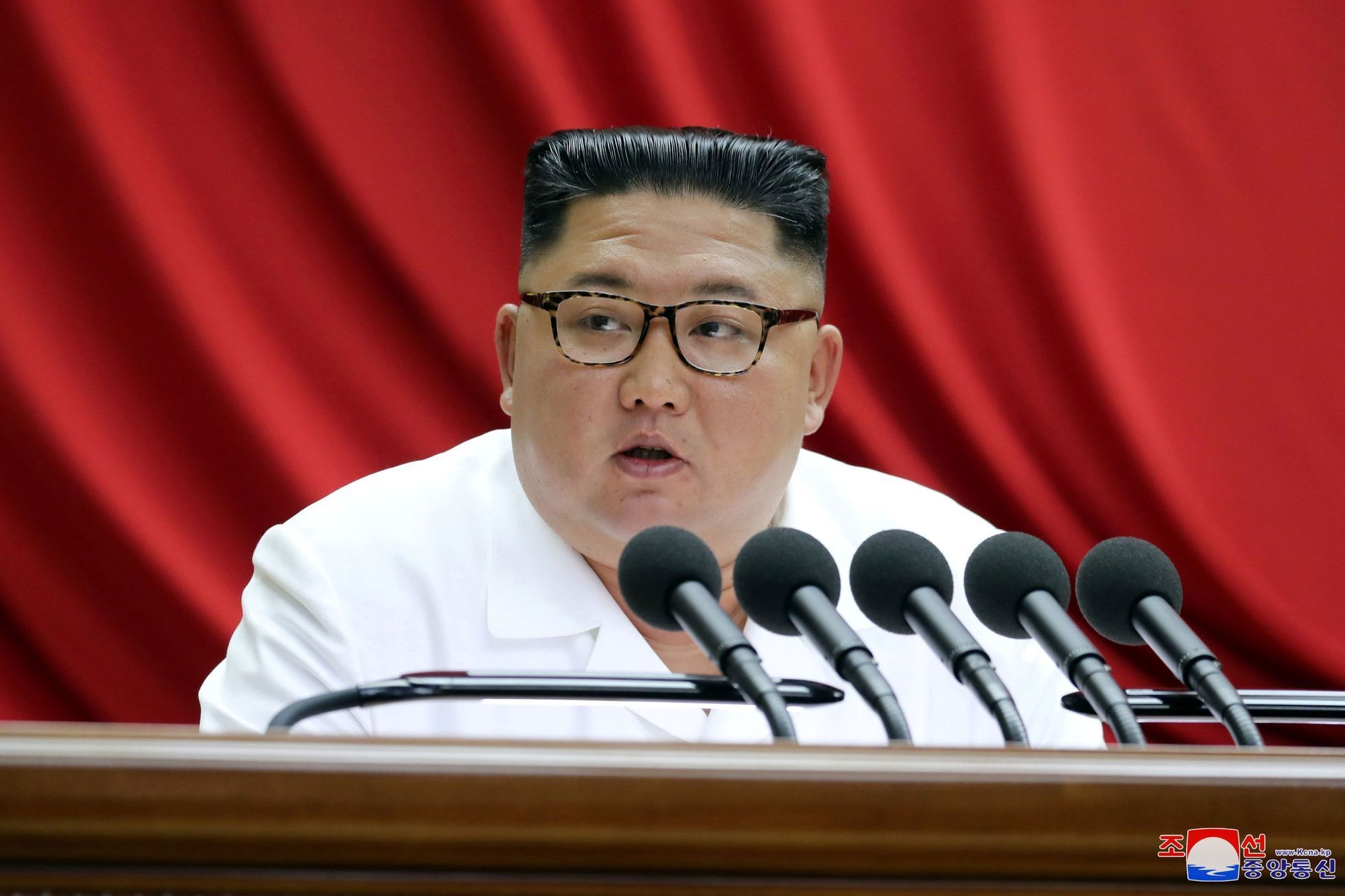 Kim Čong-un na zasedání Ústředního výboru Korejské strany práce.