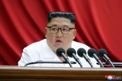 Kim Čong-un se omluvil Severokorejcům za těžkosti. Slíbil změny a posílení armády