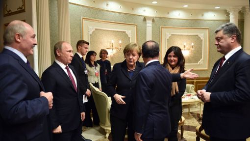 Lukašenko, Putin, Merkelová, Hollande a Porošenko těsně před začátkem rozhovorů v Minsku.