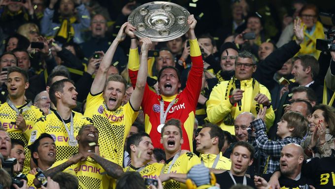Hráči Dortmundu slaví titul v bundelize. Pohár převzali po výhře nad Freiburgem 4:0