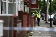 Na úřadu práce na severovýchodě Anglie držel muž rukojmí, úředníkům hrozil nožem