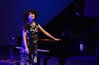 Klavíristka Hiromi v Brně hrála vsedě i vestoje, tentokrát ji inspirovala svíčková