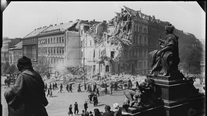 V roce 1945 Josef Sudek nafotil tento pohled z podesty Národního muzea směrem na Václavské náměstí.
