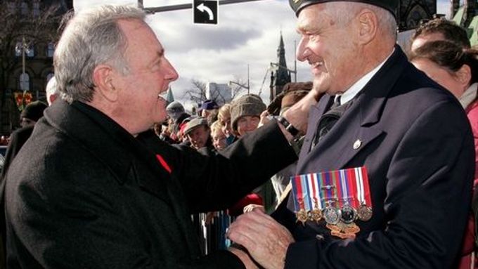 Kanadský premiér Paul Martin zdraví v Ottawě válečného veterána.