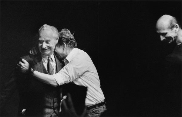Václav Havel a Alexander Dubček ve chvíli, kdy Čs. televize oznámila rezignaci předsednictva ÚV KSČ, Občanské fórum, Praha, 24. 11. 1989.