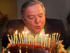 Miroslav Šlouf sfouknul šedesát svíček na dortu rychle, i když na několik nádechů.