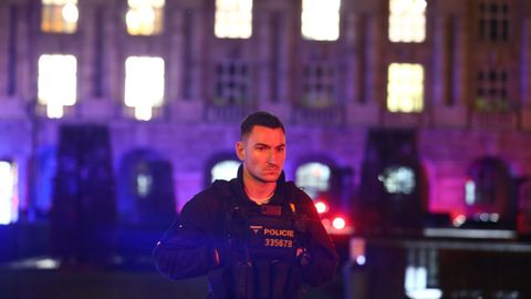 Brífink policejního prezidenta a ministra vnitra ke střelbě v centru Prahy