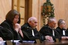 Boj o poplatky: Před ústavní soudce jde premiér