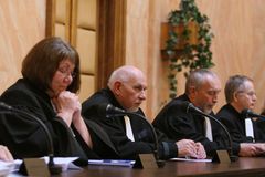 Zdroj z Ústavního soudu: Pro nové volby 8 z 15 soudců