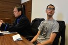 Vyhoštění Ševcova za sprejerství je velmi mírné, říká žalobkyně. Pro žhářský útok chyběly důkazy