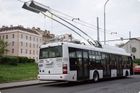 V Brně se na křižovatce srazil trolejbus s autem, zranil se jeden člověk