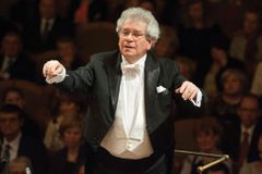 Českou filharmonii povede i nadále šéfdirigent Bělohlávek, podepsal smlouvu na dalších šest let