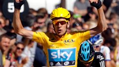 Britský cyklista Bradley Wiggins ze stáje Sky Procycling v cíli 20. etapy Tour de France 2012.