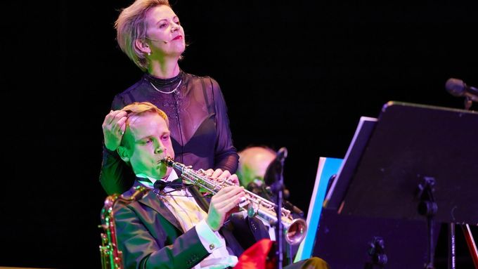 Opera Playing Trump od Bernharda Langa měla premiéru předloni v Hamburku, zpívá francouzská sopranistka Donatienne Michel-Dansac.