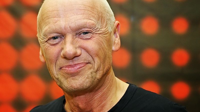 Moderátor Jiří Korn má kolem sebe před živým vysíláním auru pohody.