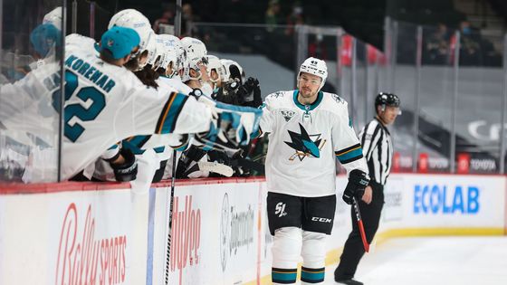 NHL 2020/21, Minnesota - San Jose: Tomáš Hertl oslavuje gól