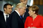 Trump, Zeman a hlavy dalších států vedle sebe. Začal summit NATO
