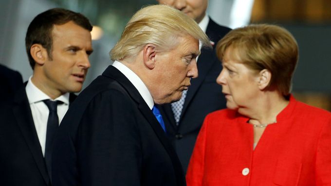 Francouzský prezident Emmanuel Macron, jeho americký protějšek Donald Trump a německá kancléřka Angela Merkelová.