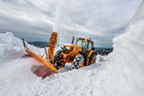 Sněžná fréza za pomoci roleb v úterý nad Modrým dolem prorazila největší sněhovou bariéru o mocnosti několika metrů na horské zásobovací silnici mezi Pecí pod Sněžkou a Luční boudou.