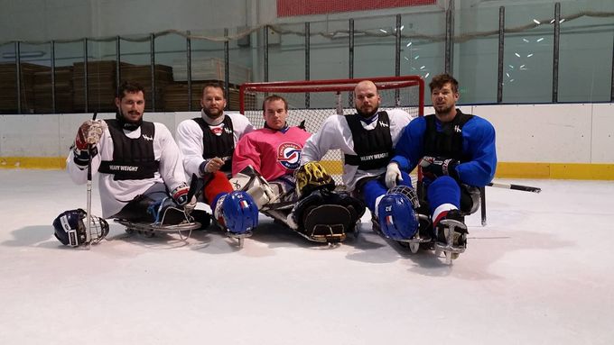 Česká sledge hokejová reprezentace: Martin Kudela (v růžovém)