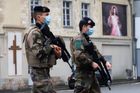 Francouzští vojáci a policisté hlídají kostely v celé zemi. Vláda varovala Francouze, aby se připravili na další teroristické útoky.