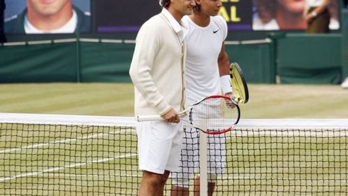 Rafael Nadal a Roger Federer před začátkem wimbledonského finále.