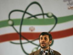 V Natanzu dnes promluvil také íránský prezident Mahmúd Ahmadínežád. Fotoreportér ho zachytil stylově - s "jadernou svatozáří"