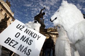 Lední medvědi demonstrovali na Hradě