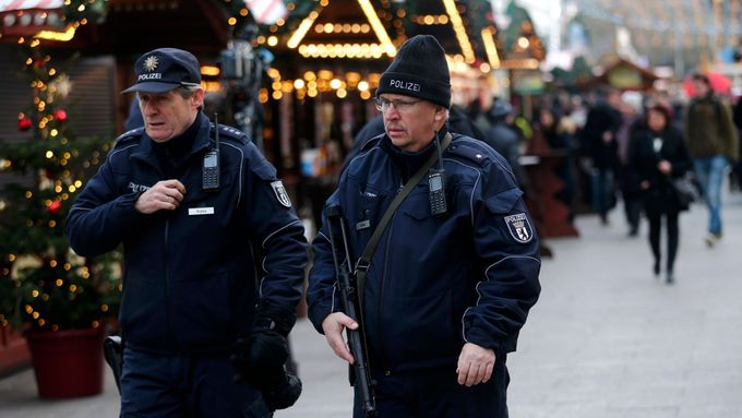 Policisté na znovu otevřených vánočních trzích v Berlíně.