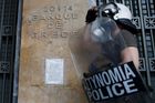 Před bankou v Aténách vybuchla bomba, předem na ni upozornil anonym