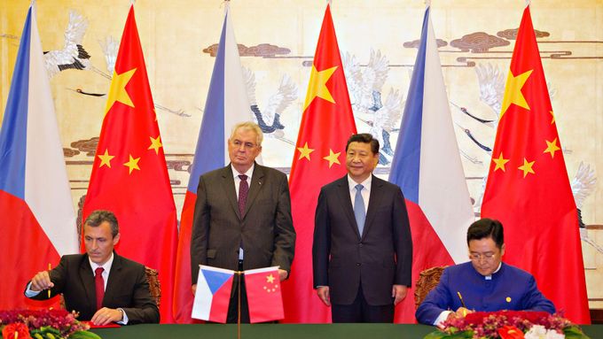 Čínský prezident Si Ťin-pching s Milošem Zemanem při návštěvě Číny.