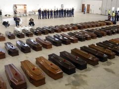 Rakve s těly uprchlíků, kteří zemřeli při lodním neštěstí u břehů italského ostrova Lampedusa.